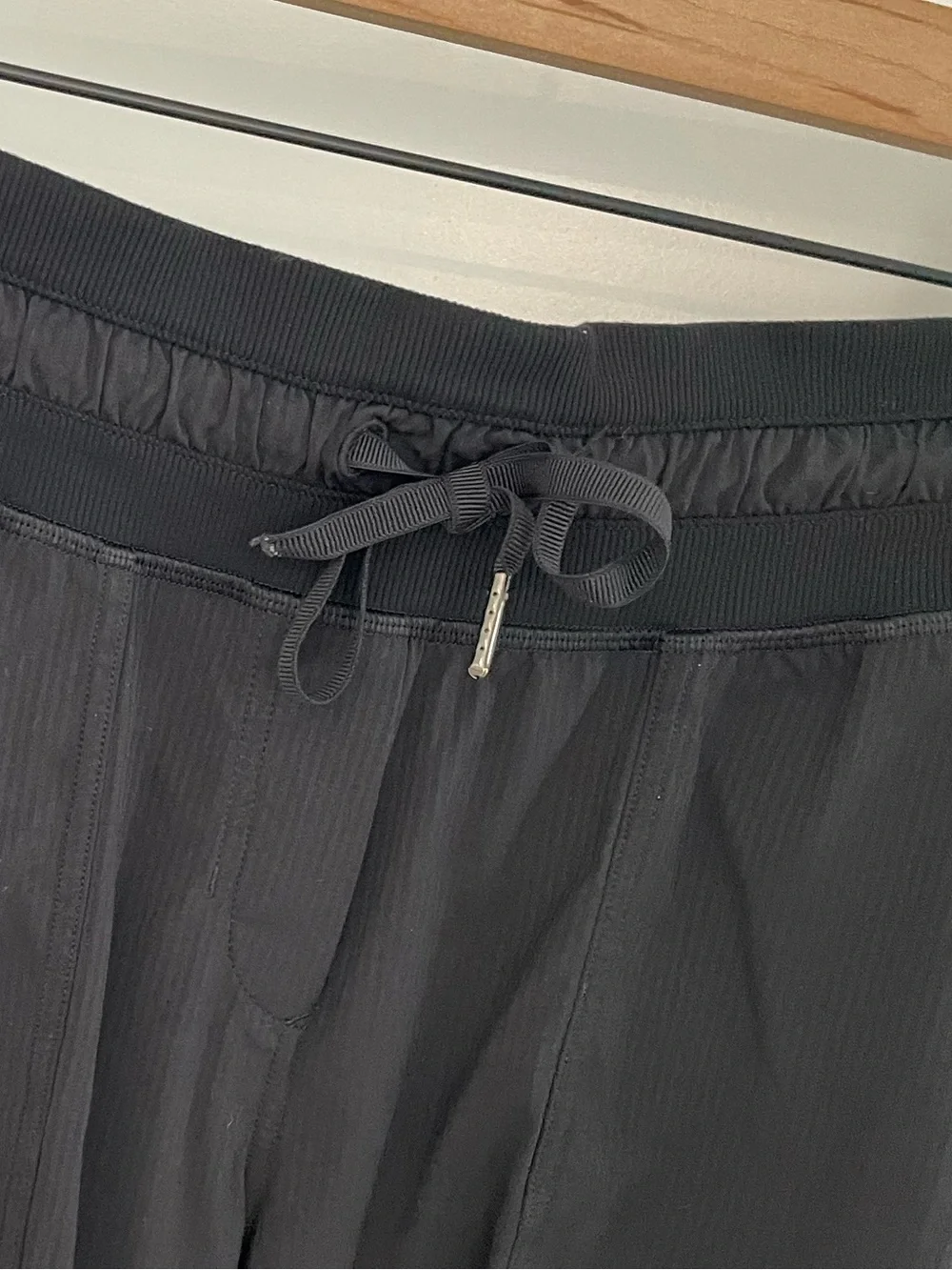 Lululemon Dance Studio Pants Mid-Rise 25” Crop Black casual Athleisure. Sk24